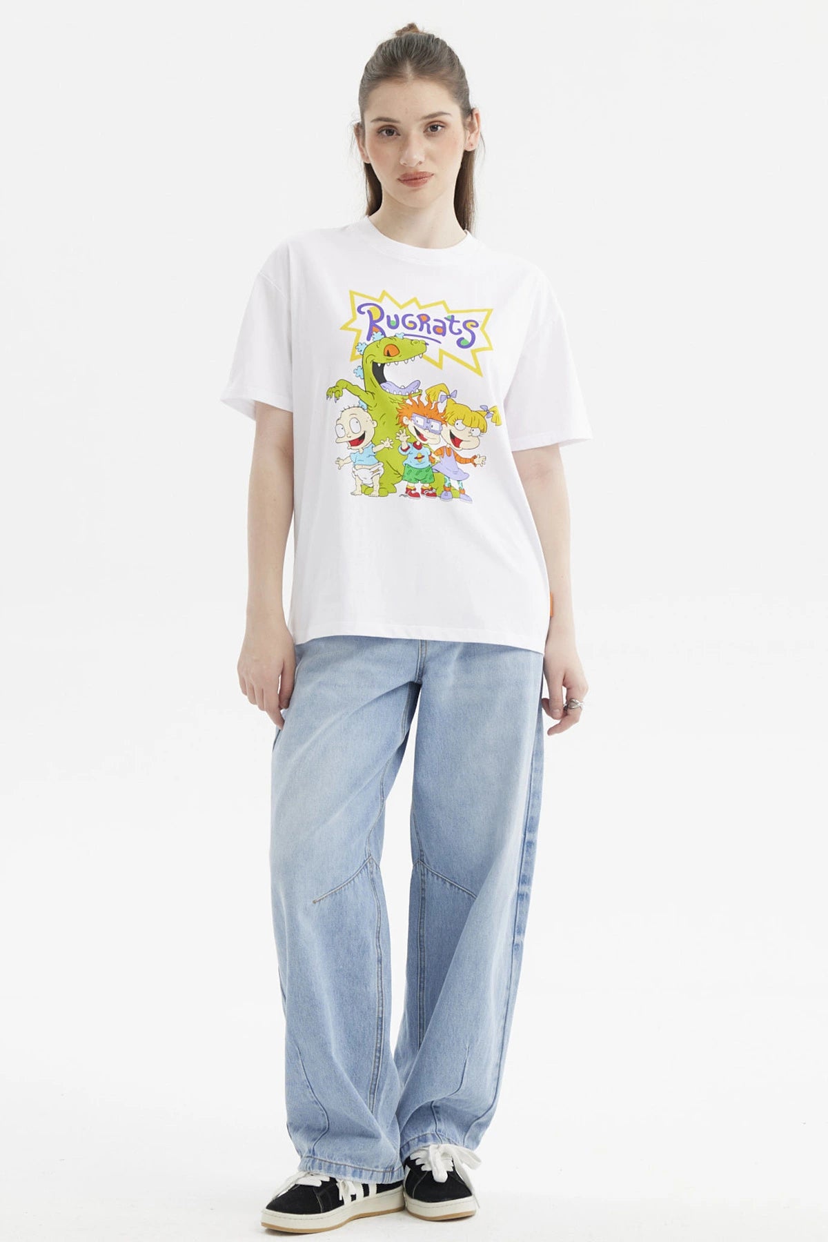Polera blanca de mujer con personajes de Rugrats en el frente estilo animado a color de tamaño mediano