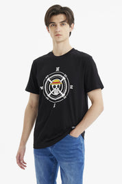 Polera negra de hombre con diseño de One Piece al frente en estilo gráfico centrado y detalles náuticos