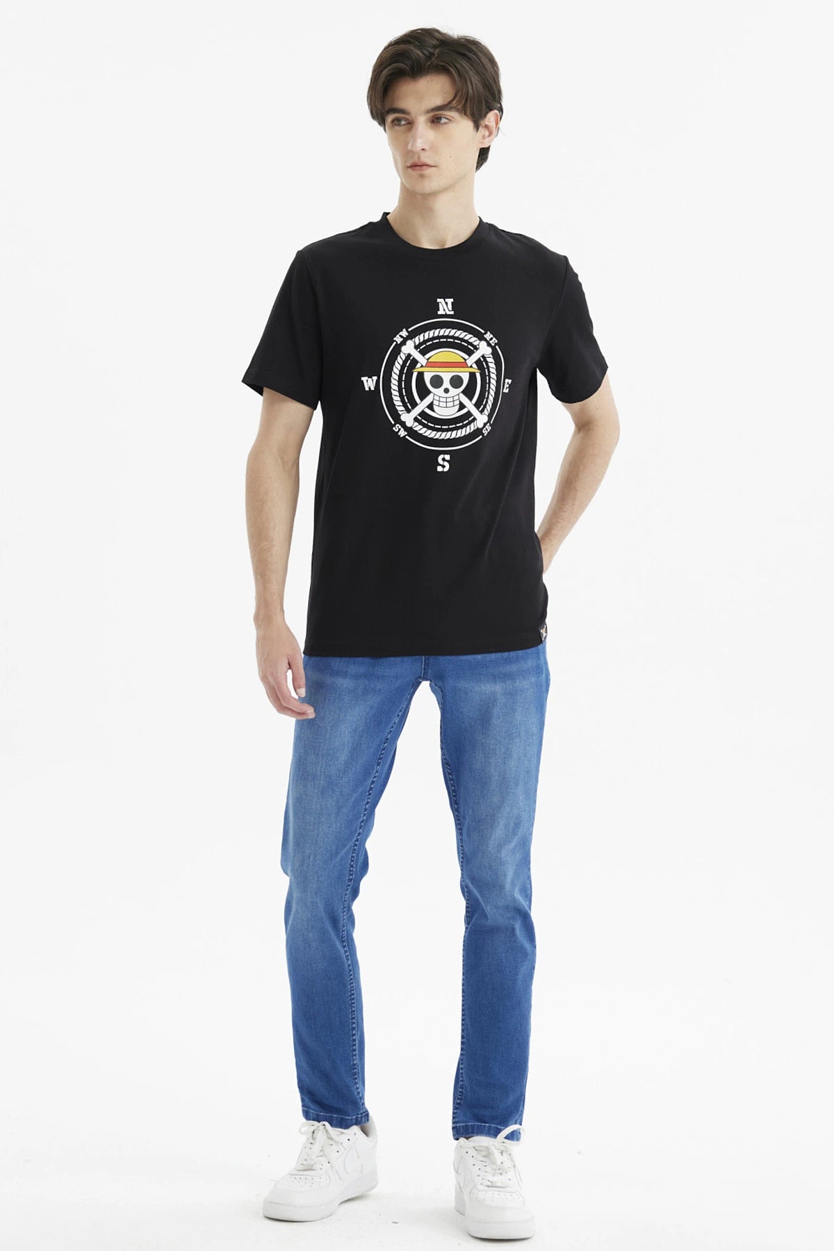 Polera negra de hombre con diseño de One Piece al frente en estilo gráfico centrado y detalles náuticos