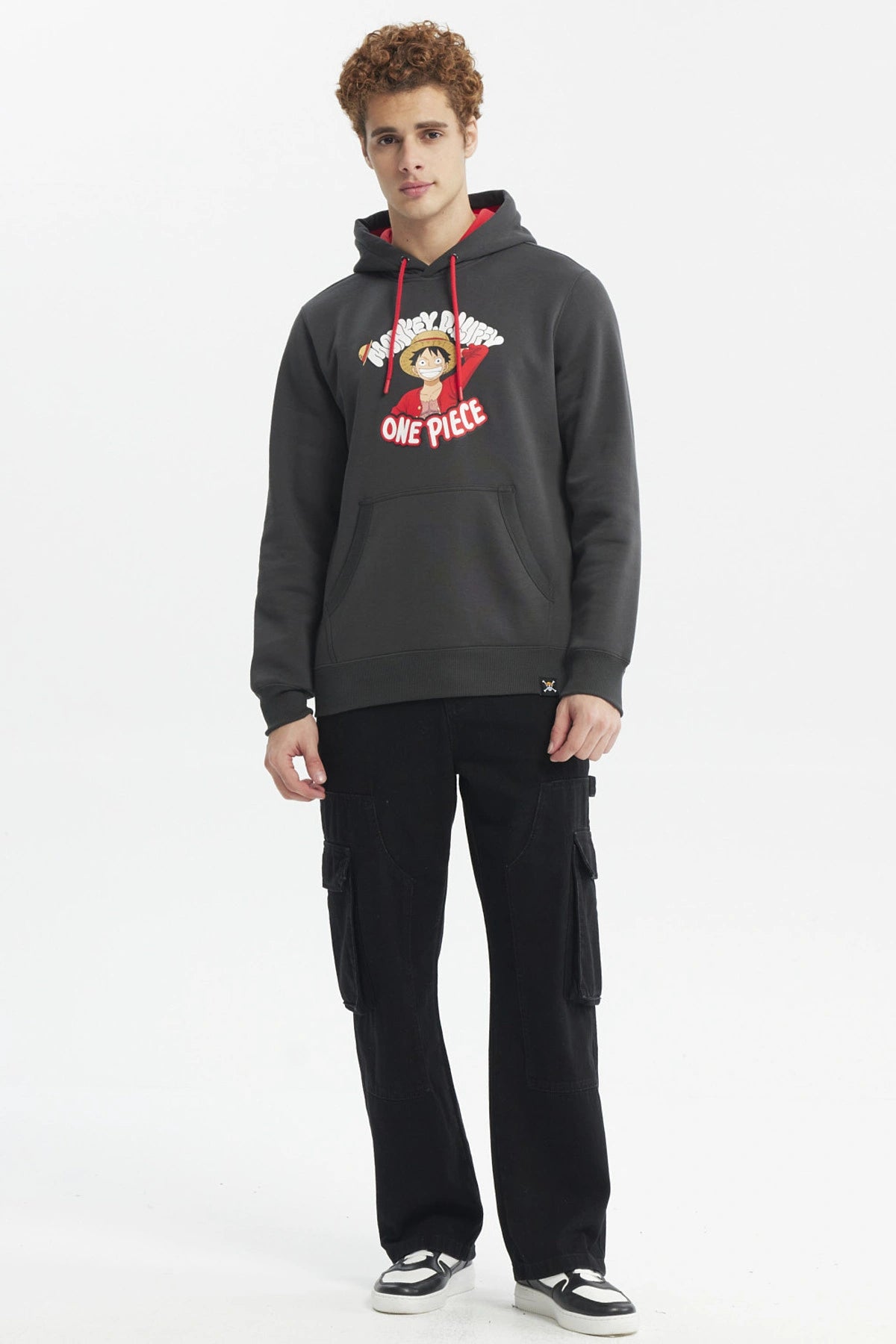 Polerón gris marengo con capucha y estampado de Monkey D Luffy de One Piece en el pecho estilo caricatura colorido