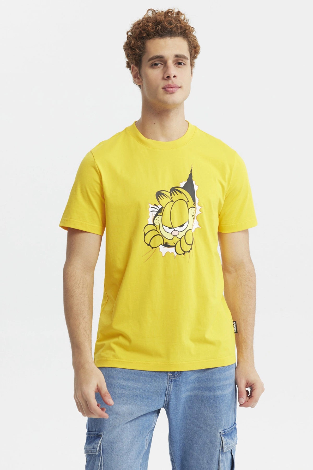Polera amarilla de hombre con Garfield asomándose por un agujero al frente diseño central estilo cómic casual