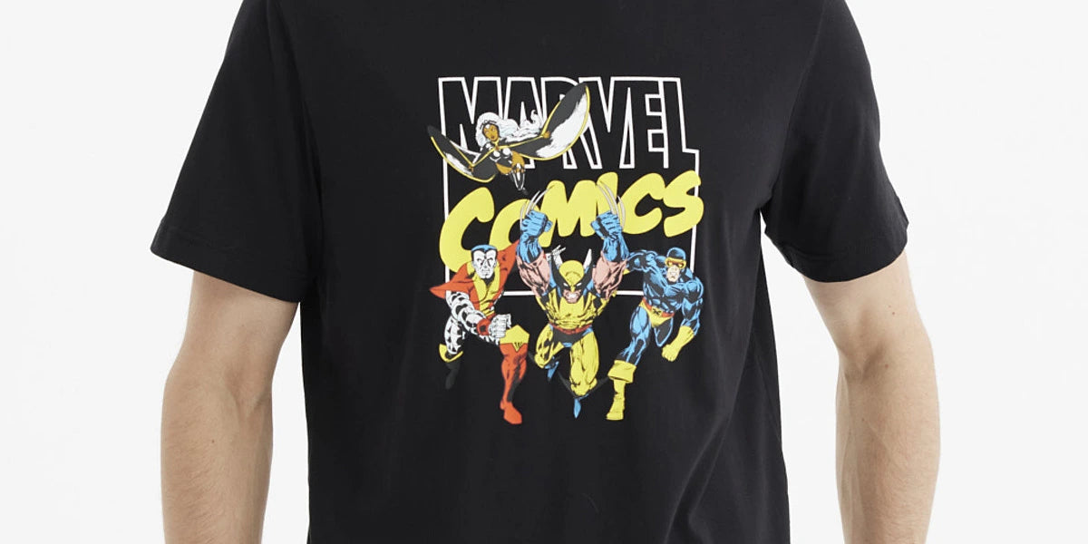 Polera negra de hombre con estampa de X-Men en el frente estilo cómic colorido de tamaño mediano