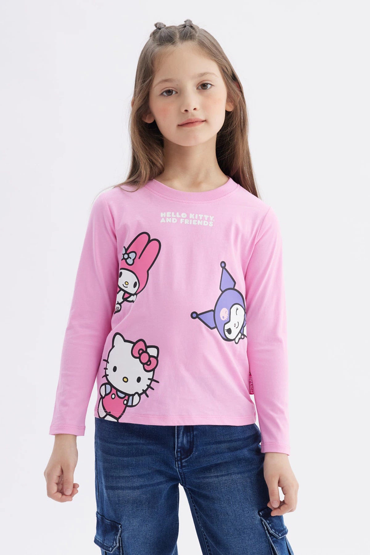 Polera de niña rosada con estampado grande de Hello Kitty y amigos al frente estilo caricatura