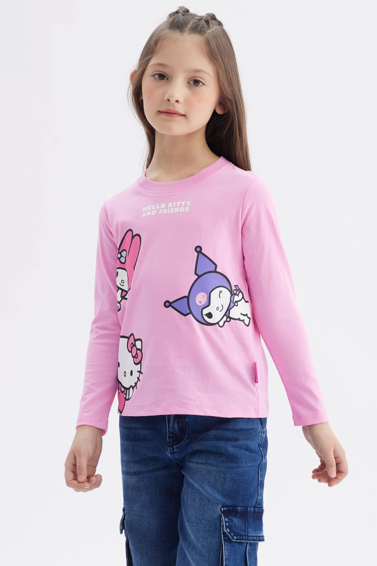 Polera de niña rosada con estampado grande de Hello Kitty y amigos al frente estilo caricatura
