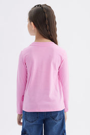 Polera de niña rosada con estampado grande de Hello Kitty y amigos al frente estilo caricatura