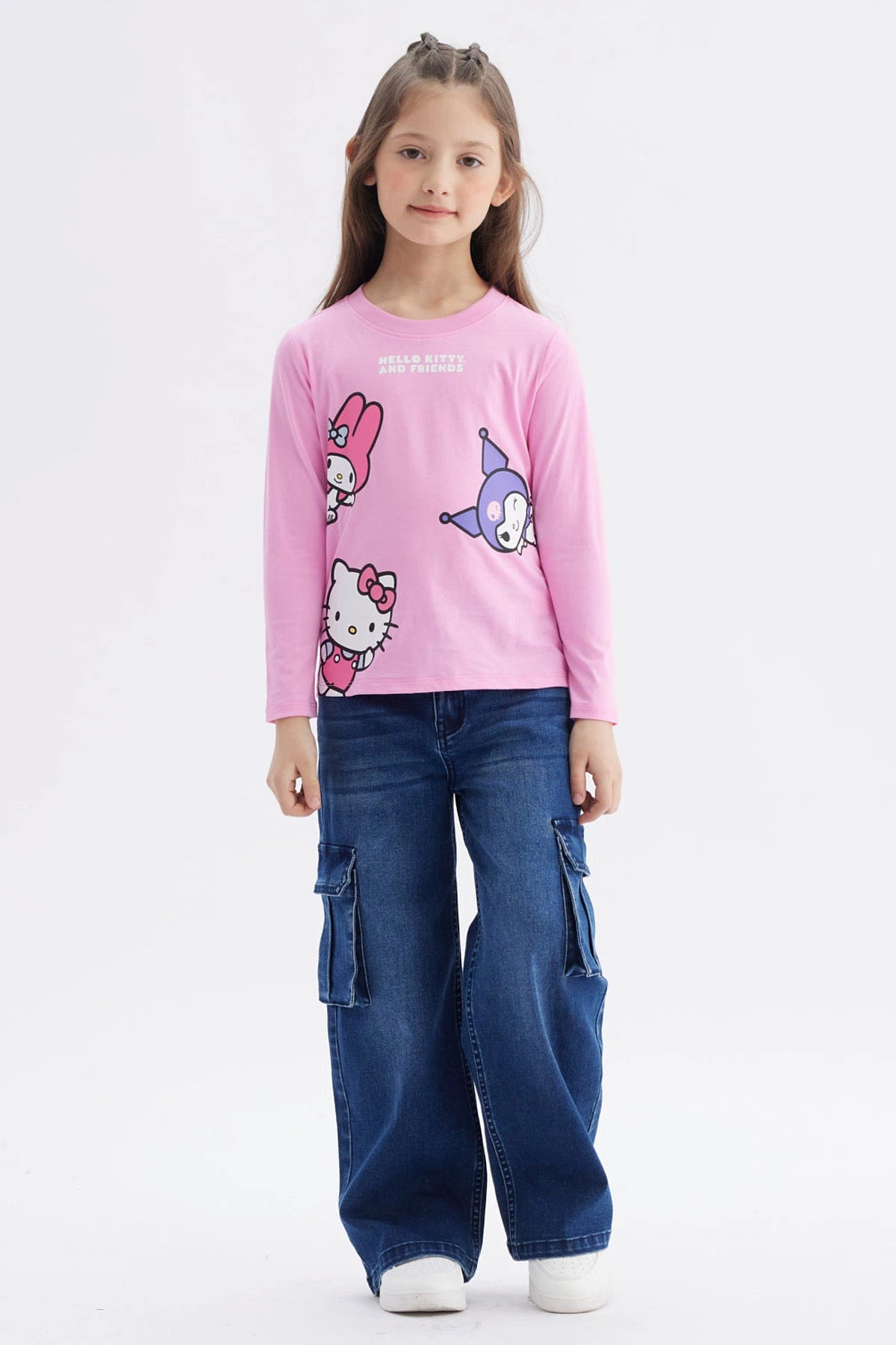 Polera de niña rosada con estampado grande de Hello Kitty y amigos al frente estilo caricatura