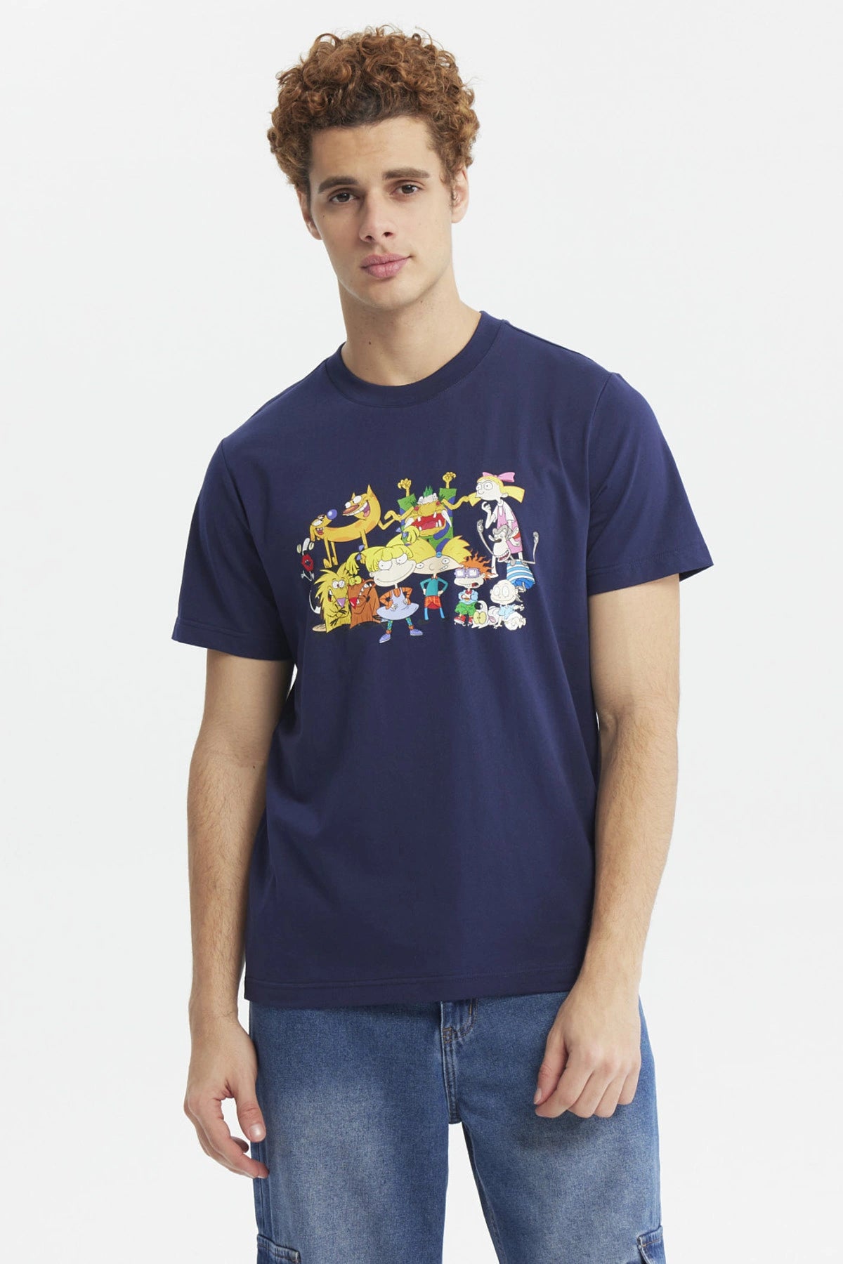 Polera azul marino de hombre con personajes animados coloridos al frente estilo caricatura en el pecho