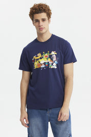 Polera azul marino de hombre con personajes animados coloridos al frente estilo caricatura en el pecho