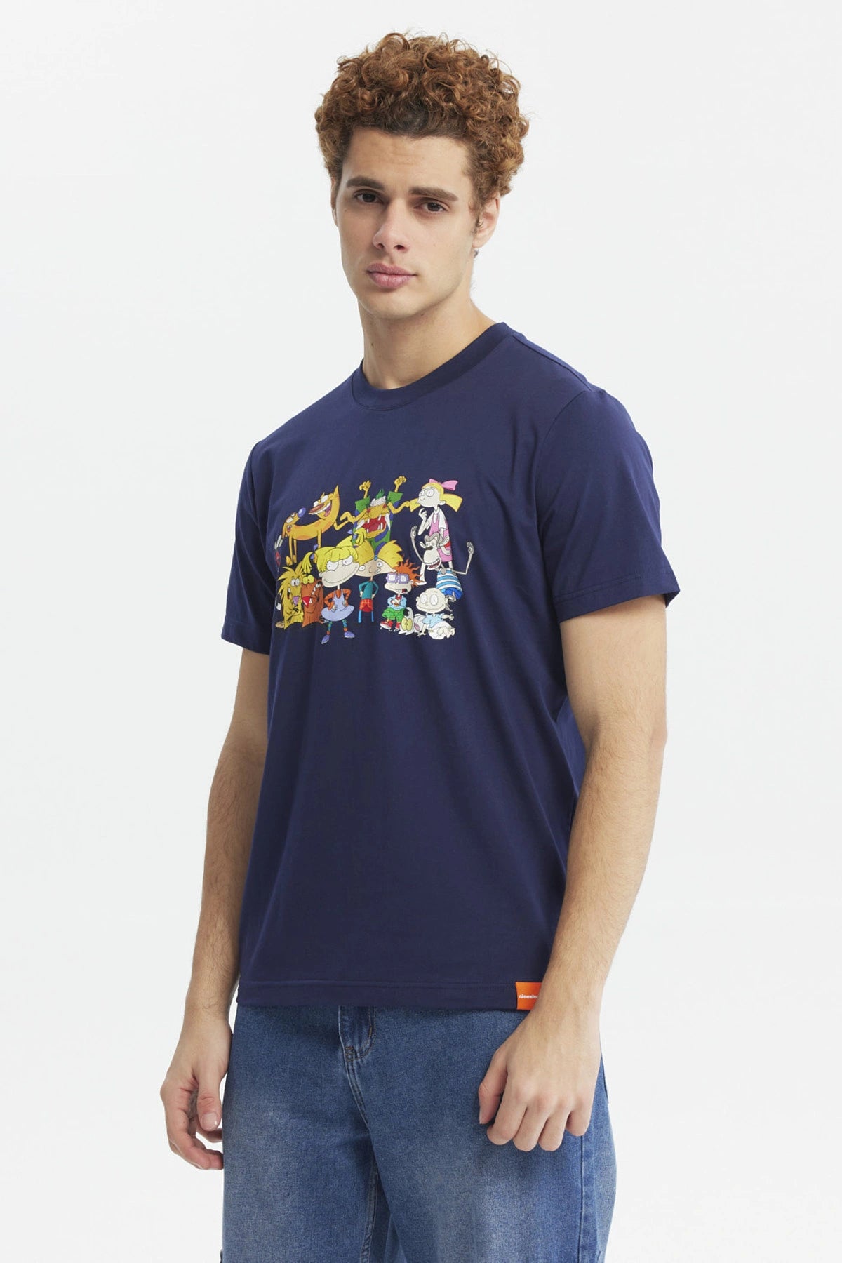 Polera azul marino de hombre con personajes animados coloridos al frente estilo caricatura en el pecho