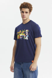 Polera azul marino de hombre con personajes animados coloridos al frente estilo caricatura en el pecho