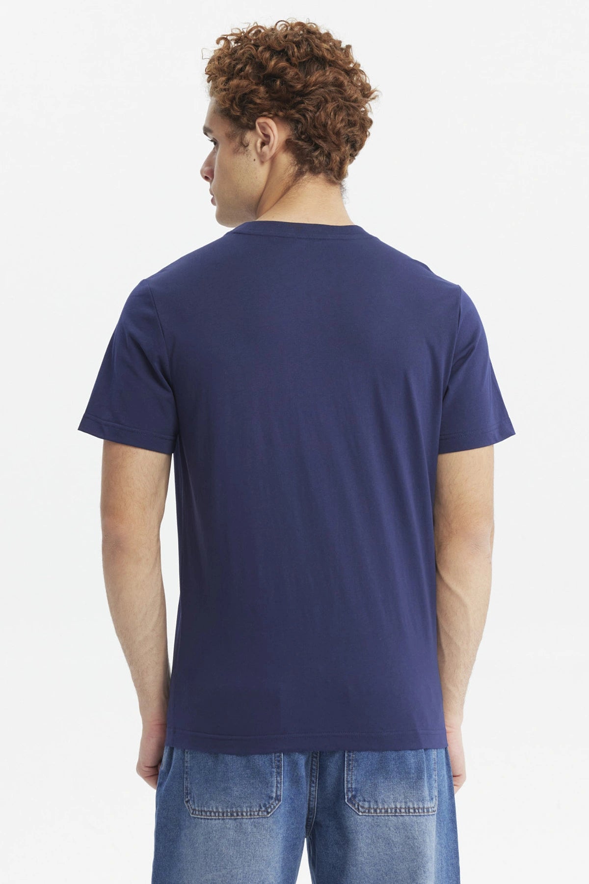 Polera azul marino de hombre con personajes animados coloridos al frente estilo caricatura en el pecho