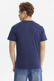 Polera azul marino de hombre con personajes animados coloridos al frente estilo caricatura en el pecho