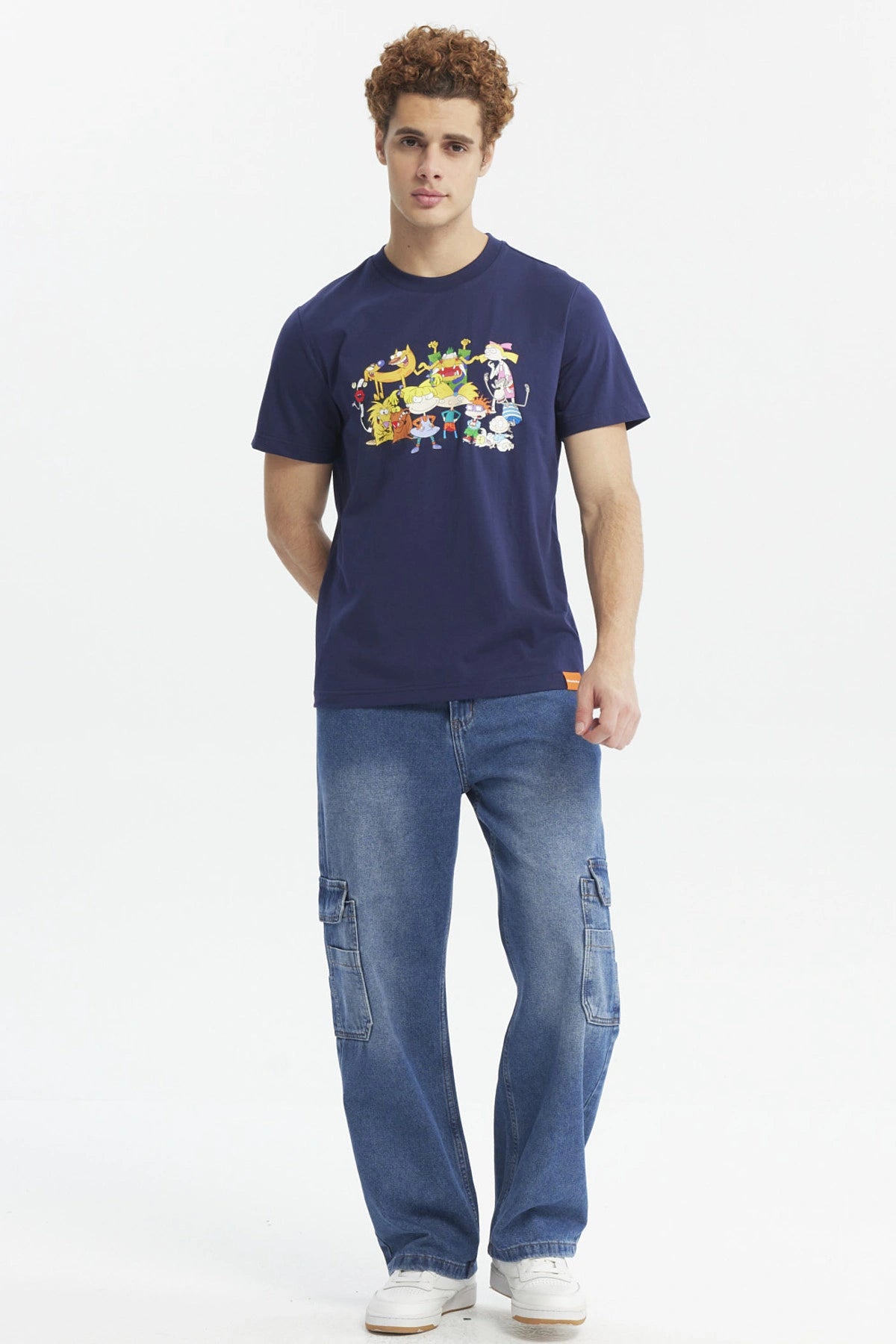 Polera azul marino de hombre con personajes animados coloridos al frente estilo caricatura en el pecho