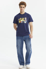 Polera azul marino de hombre con personajes animados coloridos al frente estilo caricatura en el pecho
