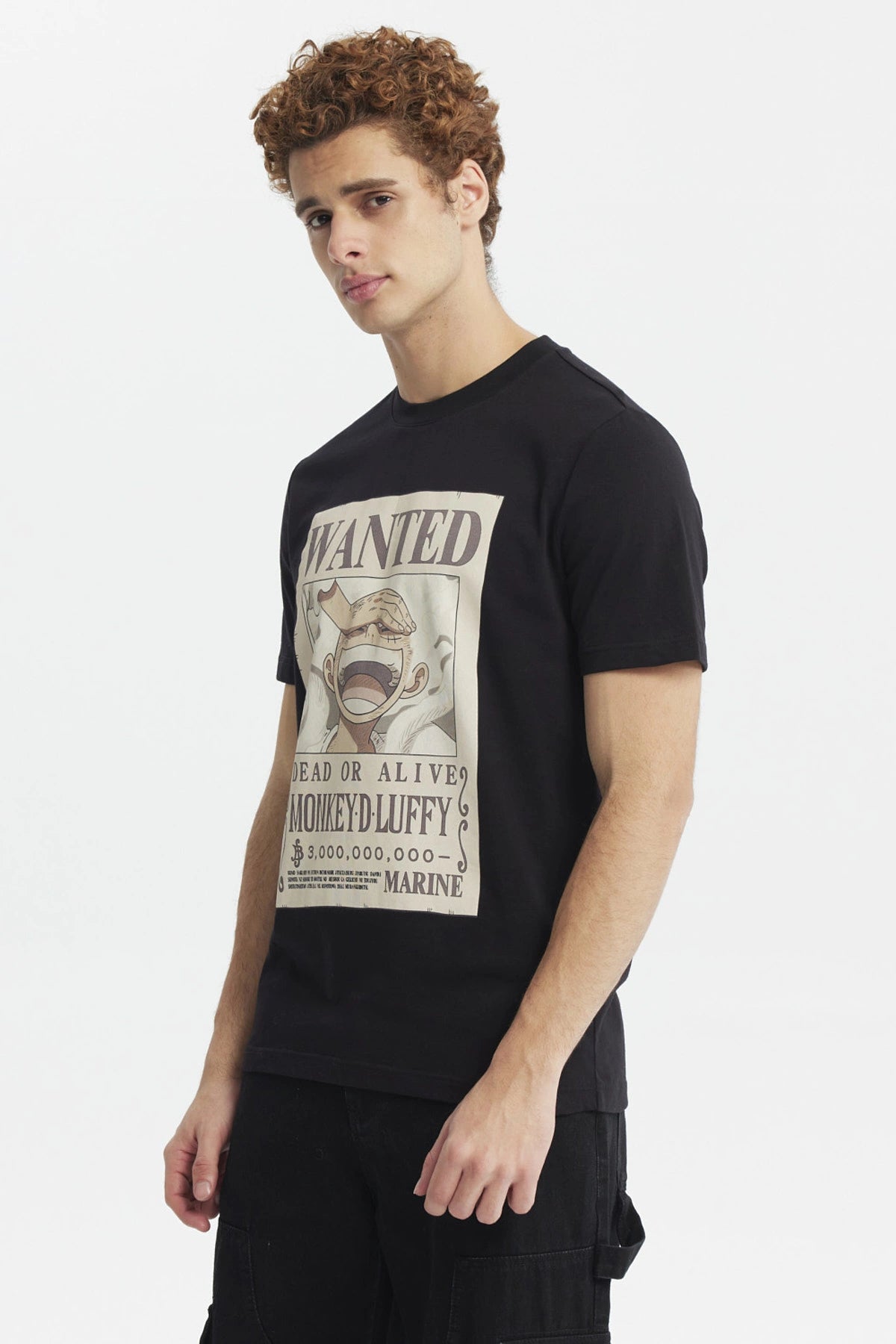 Polera negra de hombre con estampa grande de Monkey D. Luffy de One Piece estilo cartel WANTED al frente
