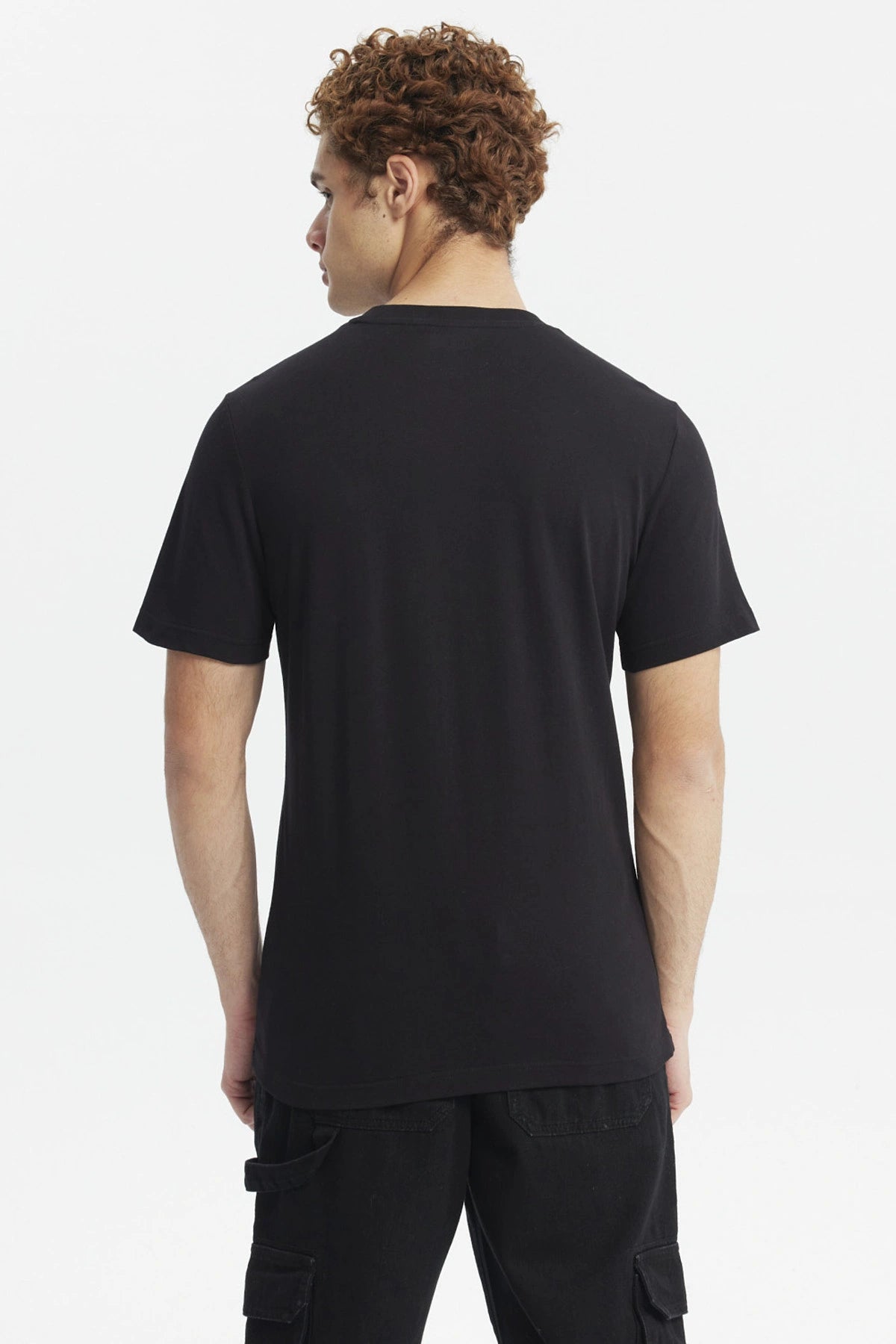 Polera negra de hombre con estampa grande de Monkey D. Luffy de One Piece estilo cartel WANTED al frente