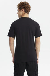 Polera negra de hombre con estampa grande de Monkey D. Luffy de One Piece estilo cartel WANTED al frente