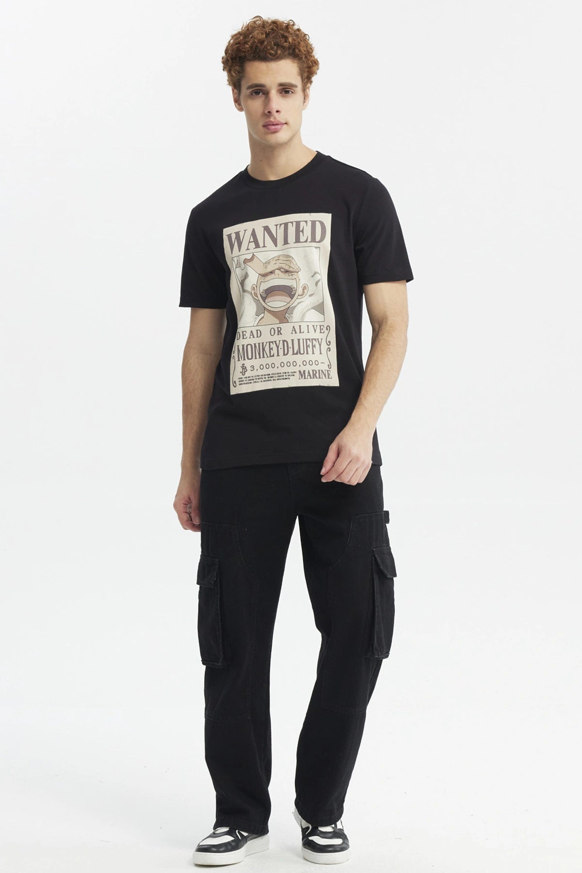 Polera negra de hombre con estampa grande de Monkey D. Luffy de One Piece estilo cartel WANTED al frente