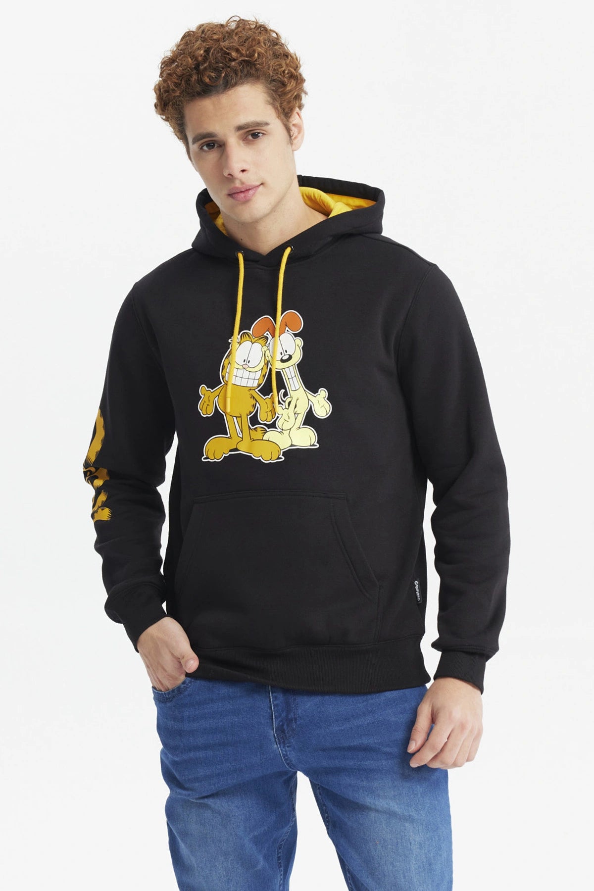 Polerón negro con capucha y estampa de Garfield y Odie al frente en estilo cómic tamaño mediano diseño colorido