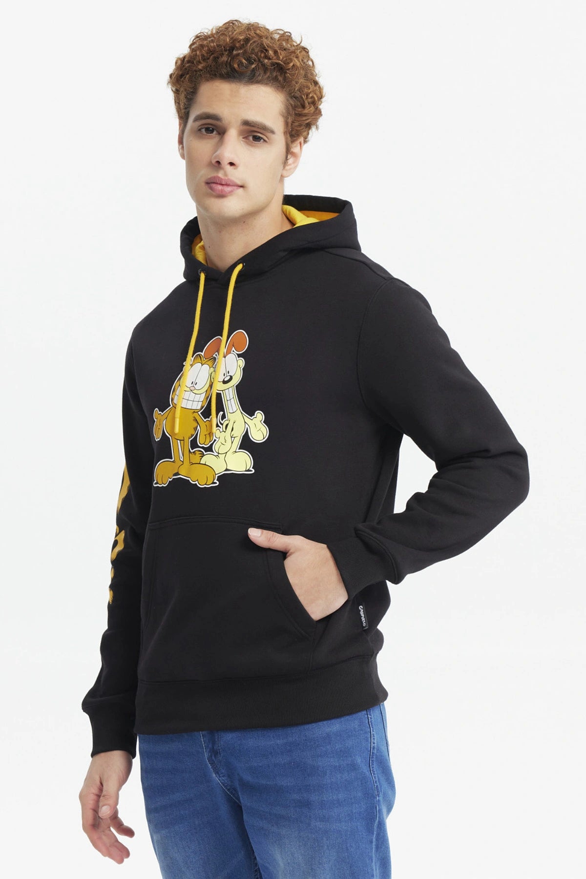 Polerón negro con capucha y estampa de Garfield y Odie al frente en estilo cómic tamaño mediano diseño colorido