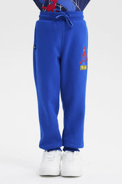 Pantalón buzo niño azul marino con dibujo de Spider-Man pequeño en la pierna derecha estilo cómic