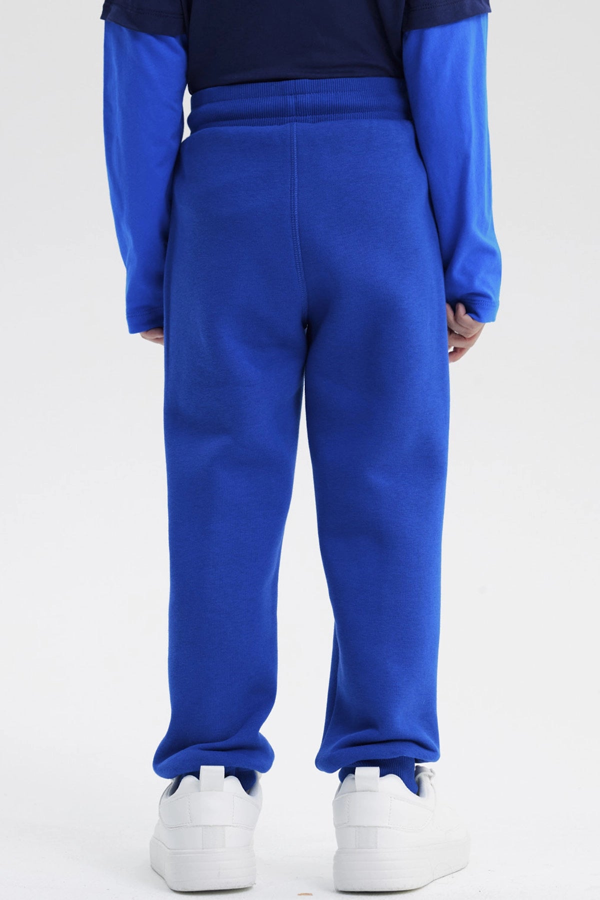Pantalón buzo niño azul marino con dibujo de Spider-Man pequeño en la pierna derecha estilo cómic