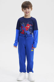 Pantalón buzo niño azul marino con dibujo de Spider-Man pequeño en la pierna derecha estilo cómic