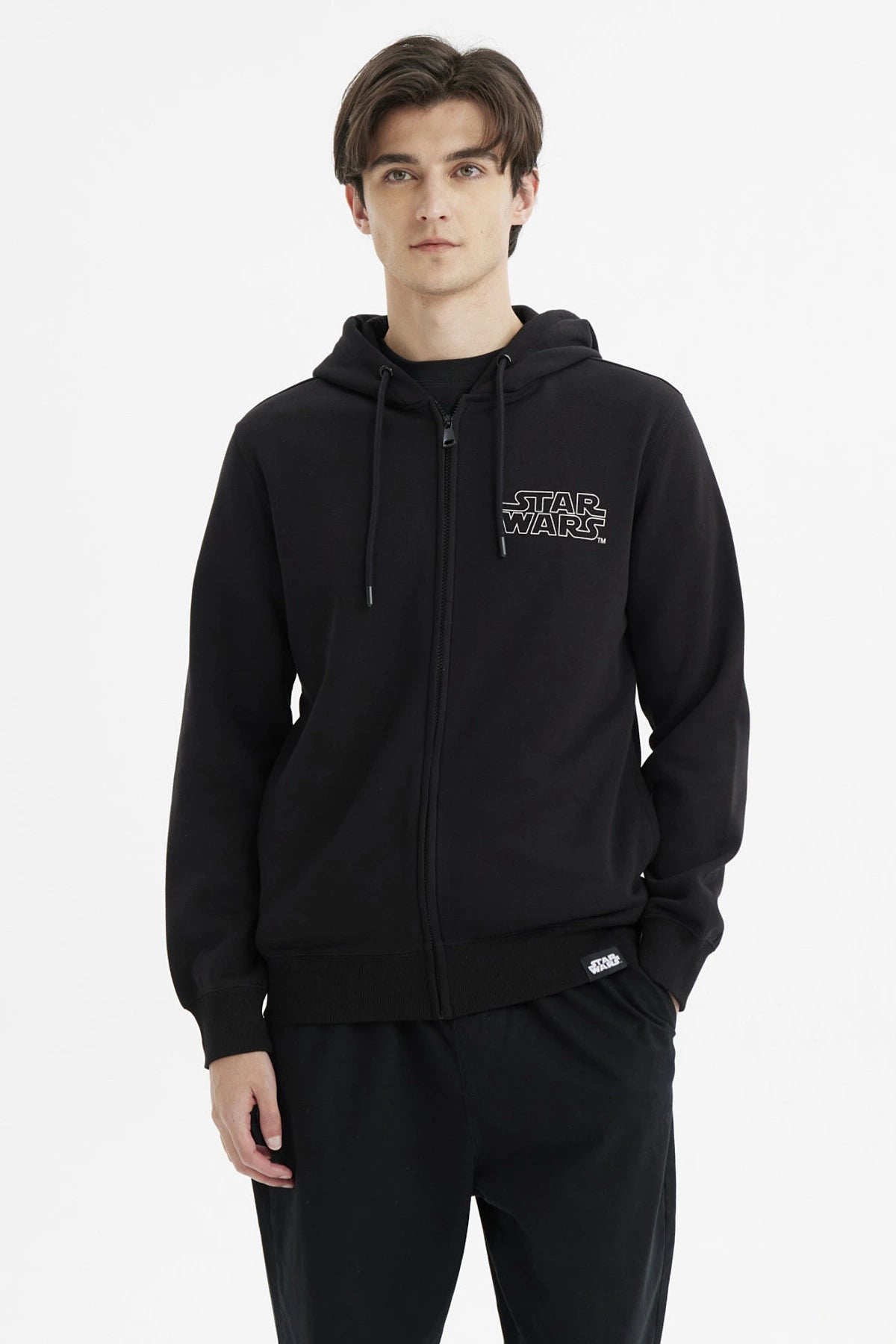 Polerón negro para hombre con cierre completo y capucha diseño Star Wars en el pecho y etiqueta pequeña en el dobladillo