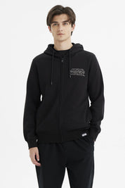 Polerón negro para hombre con cierre completo y capucha diseño Star Wars en el pecho y etiqueta pequeña en el dobladillo