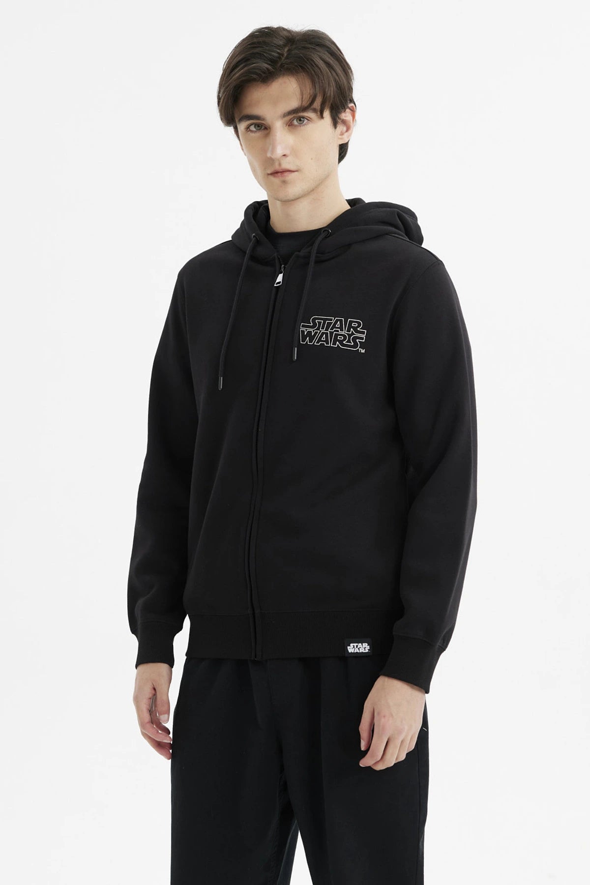 Polerón negro para hombre con cierre completo y capucha diseño Star Wars en el pecho y etiqueta pequeña en el dobladillo
