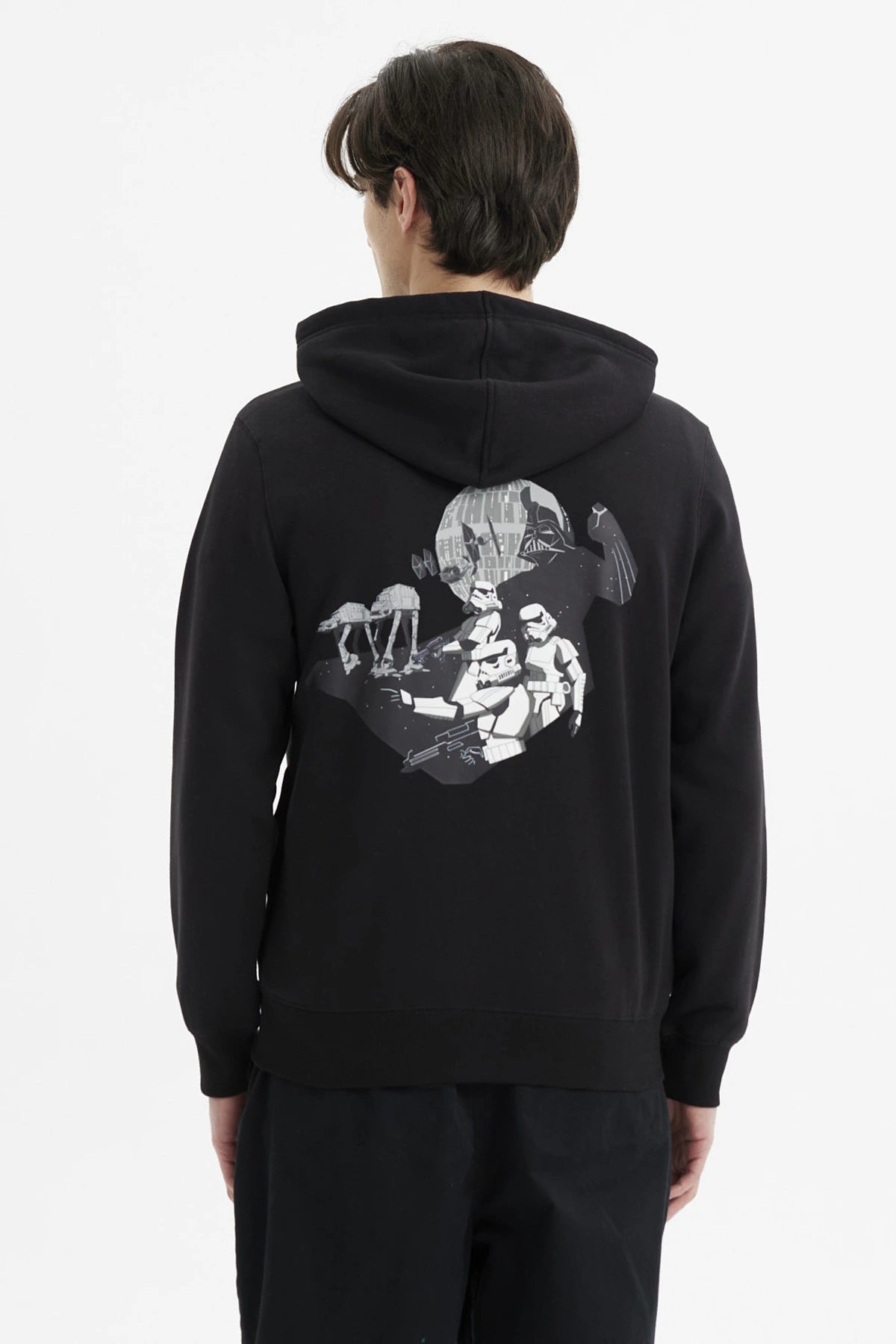 Polerón negro para hombre con cierre completo y capucha diseño Star Wars en el pecho y etiqueta pequeña en el dobladillo