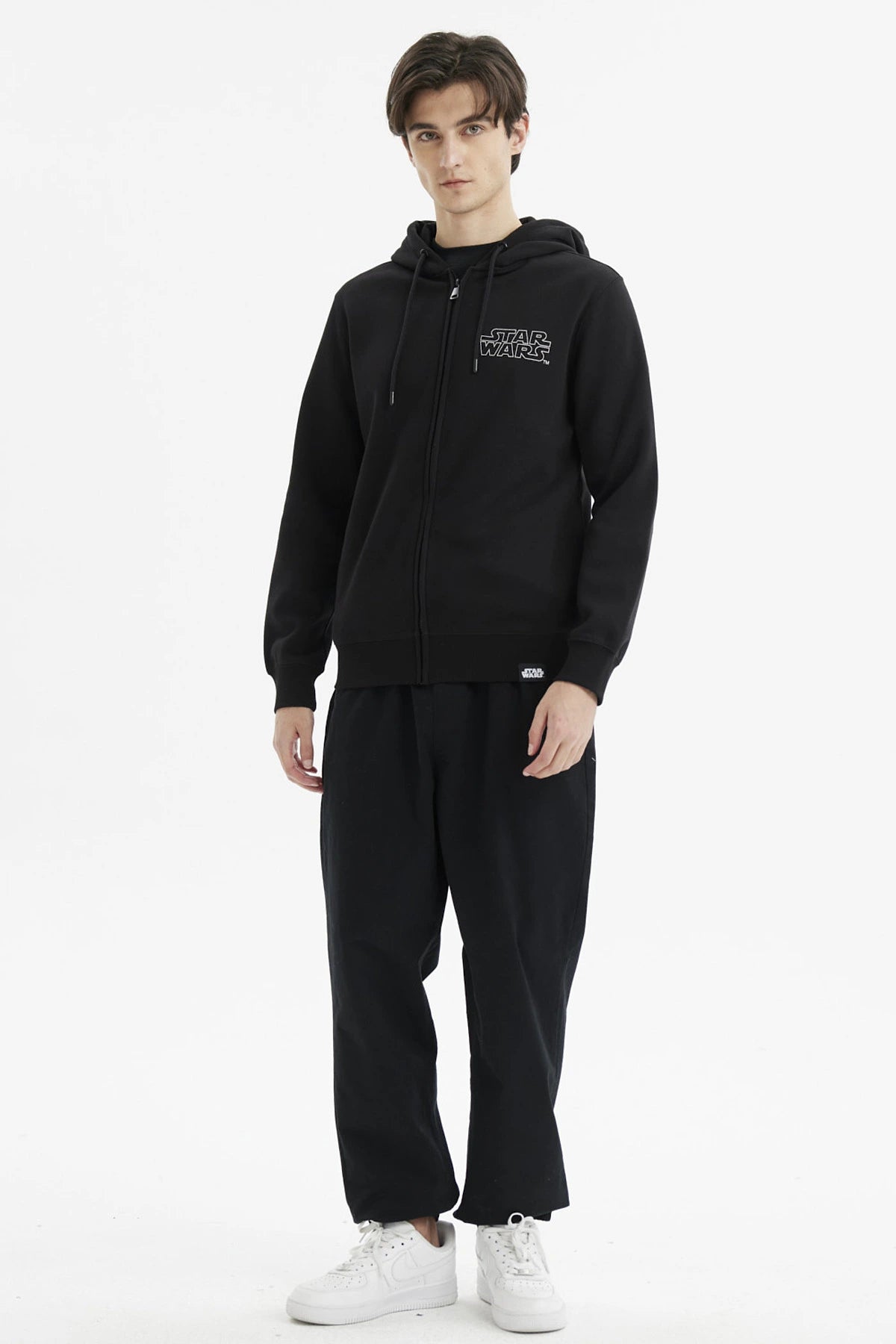 Polerón negro para hombre con cierre completo y capucha diseño Star Wars en el pecho y etiqueta pequeña en el dobladillo