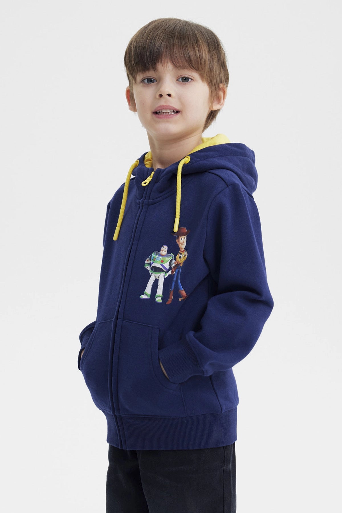 Polerón azul marino para niño con capucha y cordones amarillos estampa de Buzz y Woody de Toy Story en el pecho