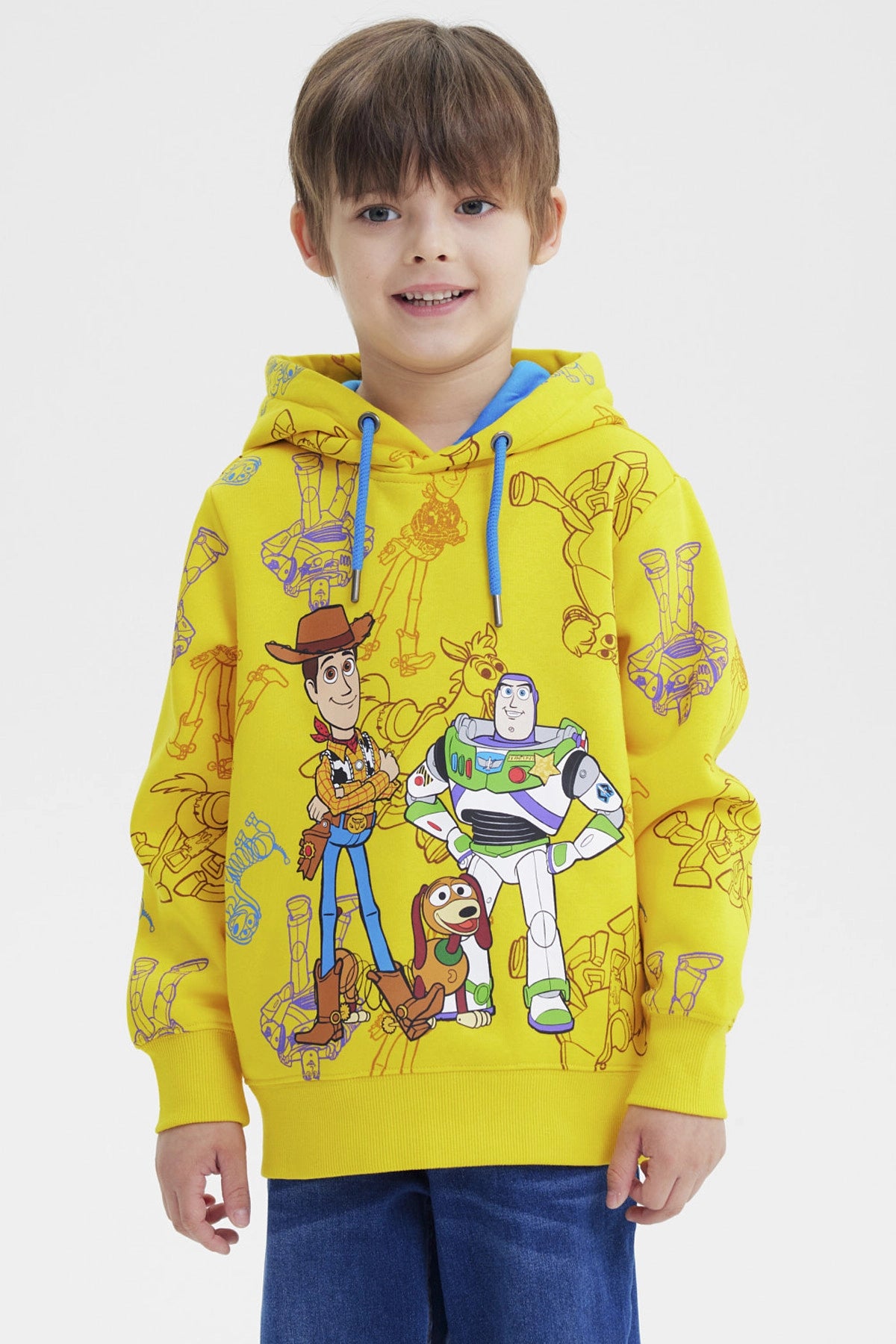 Polerón amarillo para niño con capucha y estampa de Woody y Buzz Lightyear al frente estilo animado