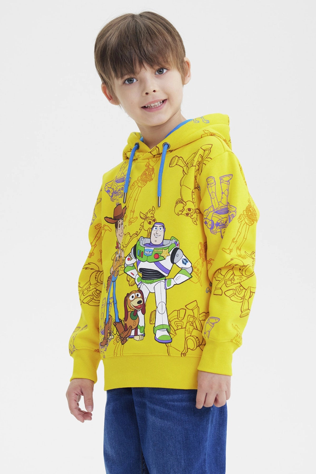 Polerón amarillo para niño con capucha y estampa de Woody y Buzz Lightyear al frente estilo animado