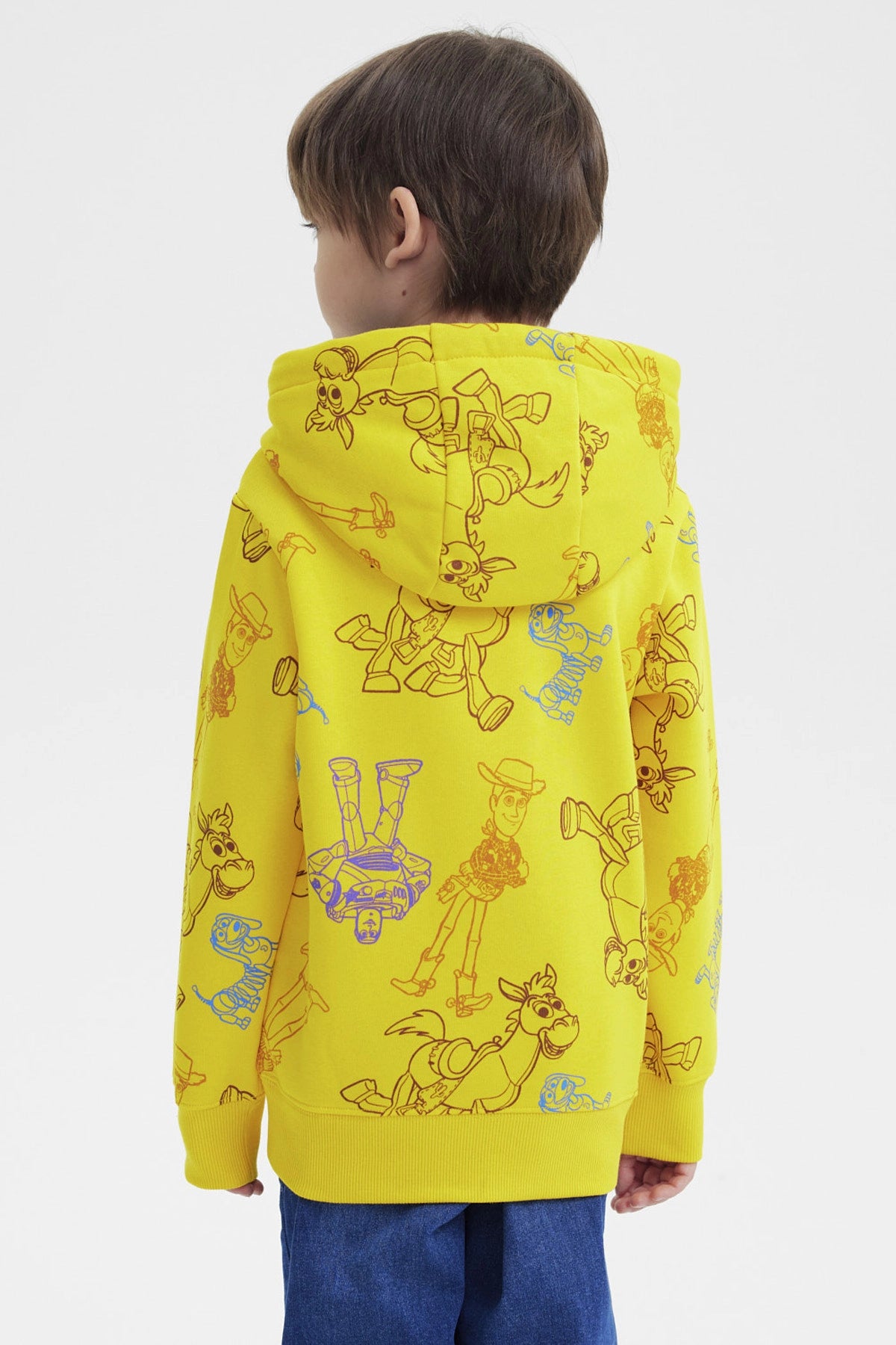 Polerón amarillo para niño con capucha y estampa de Woody y Buzz Lightyear al frente estilo animado