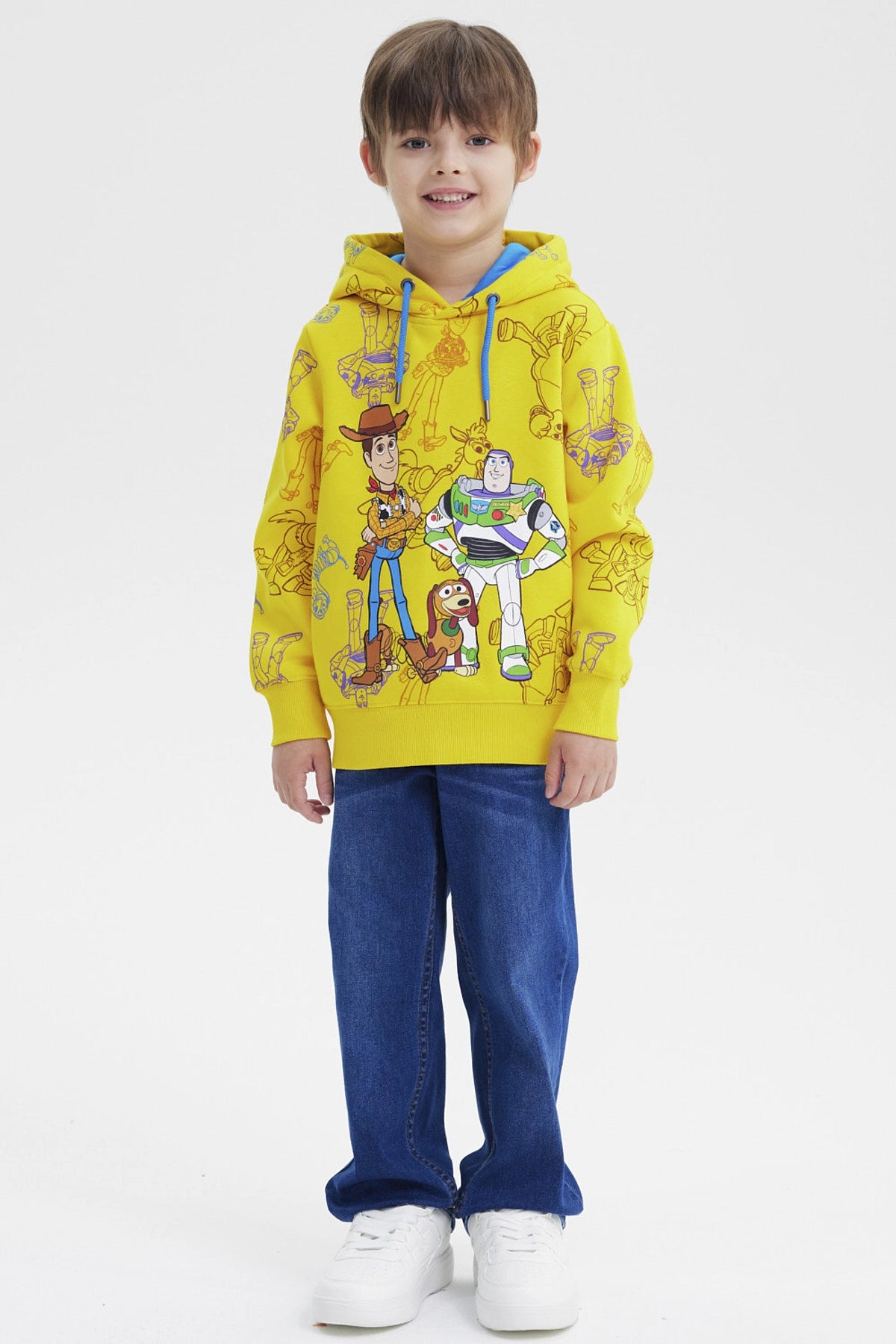 Polerón amarillo para niño con capucha y estampa de Woody y Buzz Lightyear al frente estilo animado