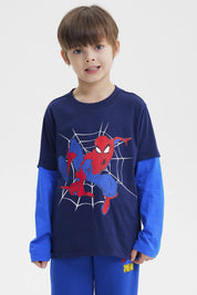 Polera azul marino de niño con Spiderman en acción sobre telaraña grande al frente estilo cómic