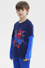 Polera azul marino de niño con Spiderman en acción sobre telaraña grande al frente estilo cómic