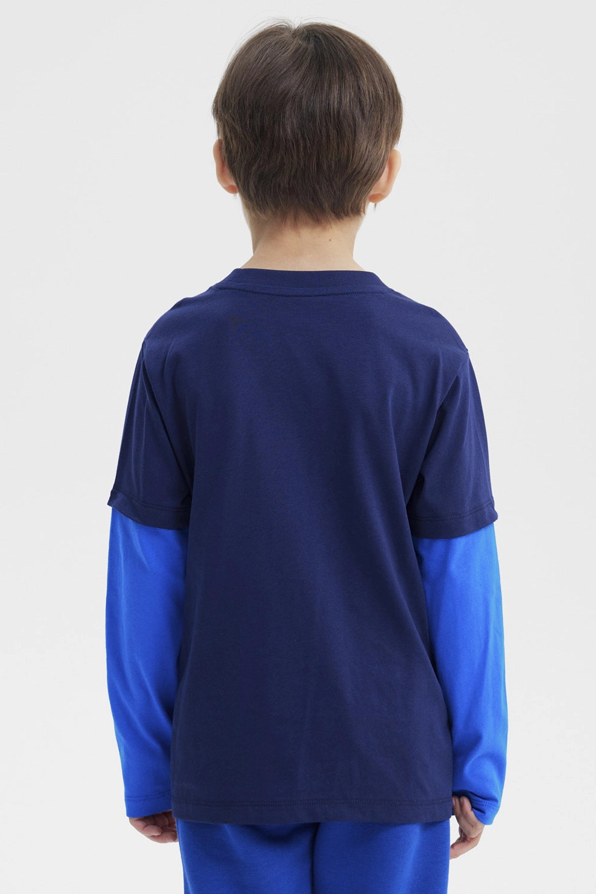 Polera azul marino de niño con Spiderman en acción sobre telaraña grande al frente estilo cómic