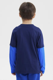 Polera azul marino de niño con Spiderman en acción sobre telaraña grande al frente estilo cómic