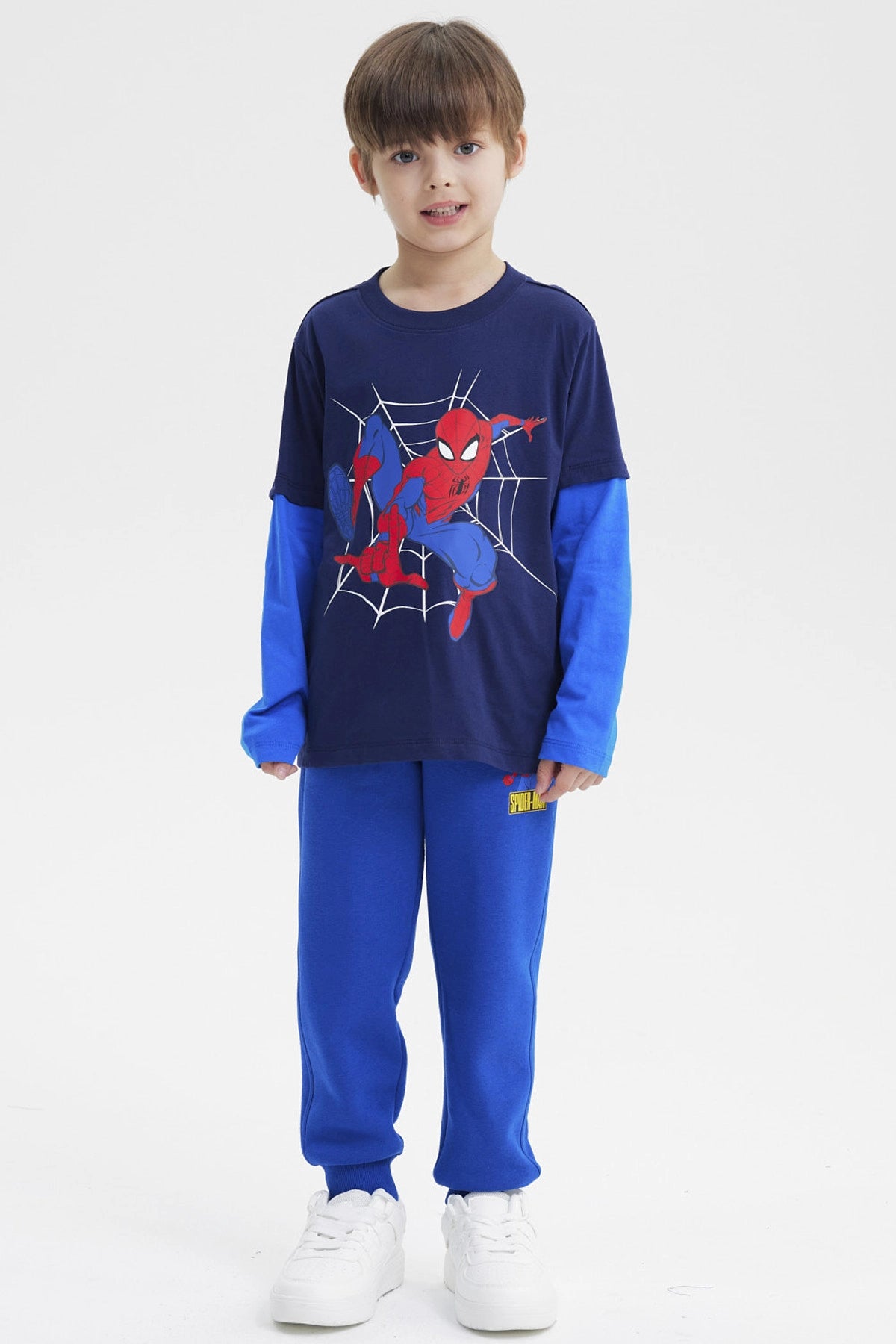 Polera azul marino de niño con Spiderman en acción sobre telaraña grande al frente estilo cómic
