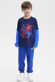 Polera azul marino de niño con Spiderman en acción sobre telaraña grande al frente estilo cómic