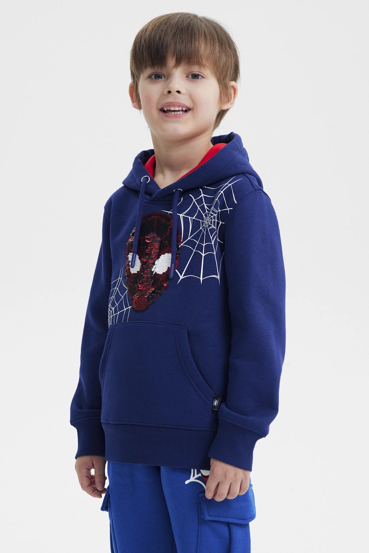 Polerón azul marino de niño con capucha dibujo de Spiderman al frente con telarañas blancas estilo cómic