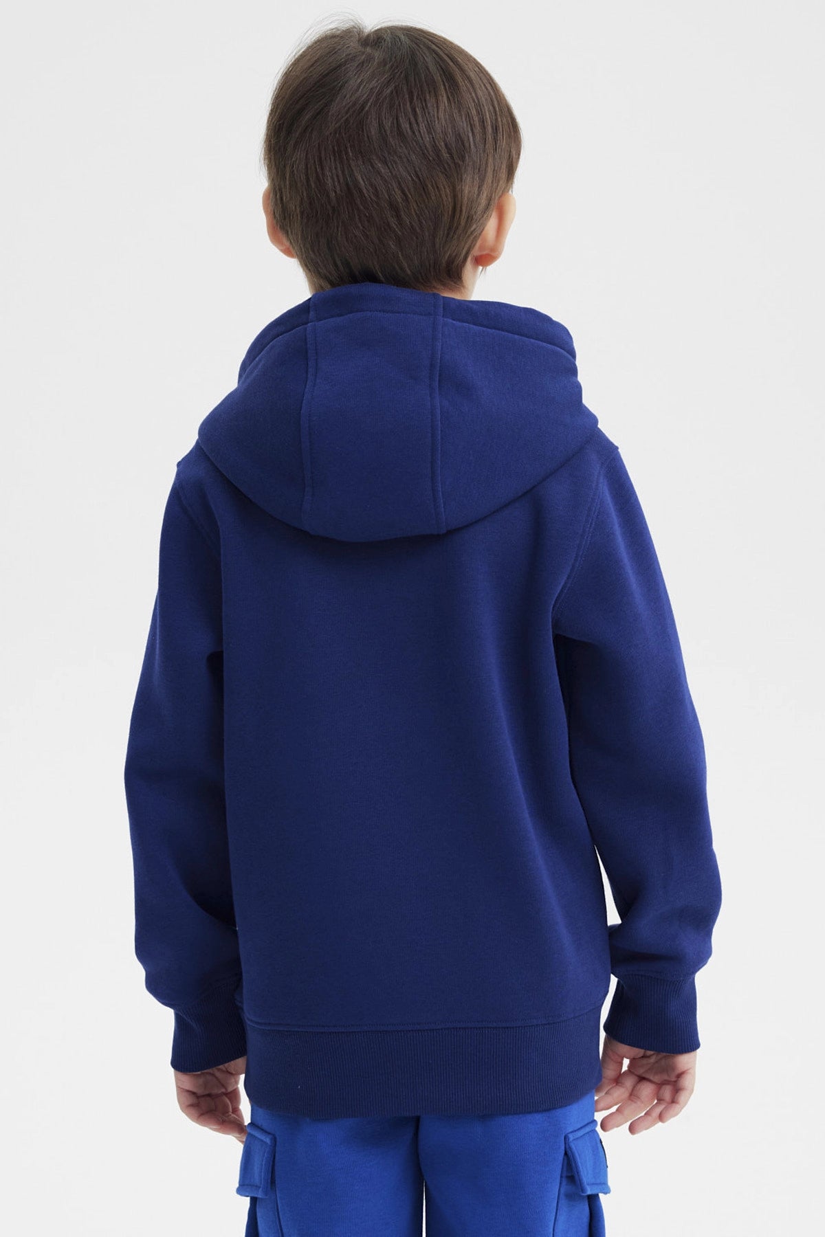 Polerón azul marino de niño con capucha dibujo de Spiderman al frente con telarañas blancas estilo cómic