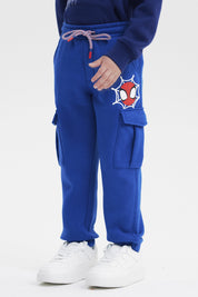 Pantalón jogger azul marino para niño con estampa de telaraña y máscara de superhéroe en el muslo izquierdo diseño gráfico animado