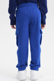 Pantalón jogger azul marino para niño con estampa de telaraña y máscara de superhéroe en el muslo izquierdo diseño gráfico animado