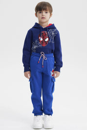 Pantalón jogger azul marino para niño con estampa de telaraña y máscara de superhéroe en el muslo izquierdo diseño gráfico animado