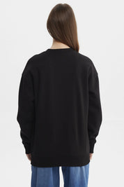 Polerón negro de mujer con estampado de Stitch recostado al frente estilo caricatura grande con texto rojo STITCH