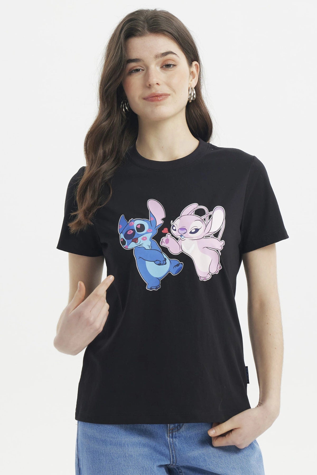 Polera negra de mujer con estampado frontal de Stitch y Angel en estilo caricatura colores azul y rosa